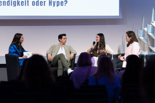 Moderatorin Conny Winiwarter führt durch eine Panel-Diskussion